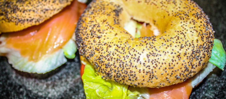 Bagel met kruidenroomkaas en zalm