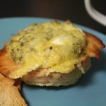 Omeletmuffins met zalm en geitenkaas