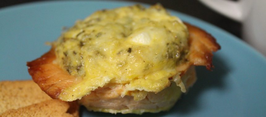 Omeletmuffins met zalm en geitenkaas